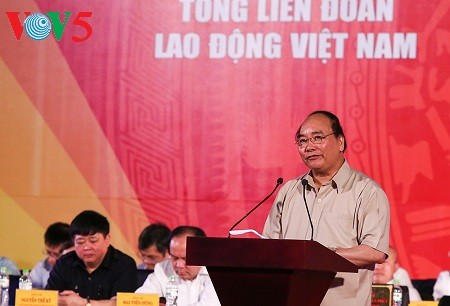 Thủ tướng Nguyễn Xuân Phúc: Quan tâm đến người lao động bằng giải pháp việc làm - ảnh 1